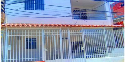 CÓDIGO 9659FR811. Casa Multifamiliar de Dos Pisos en Gaira con Cuatro Apartamentos, cada uno con Dos Habitaciones, Un Baño, Sala-Comedor, Cocina, Zona de Labores y Patio. Ubicada a pocas cuadras del Mar y cerca de Zonas Comerciales, Playas y Vías Principales. Ideal para Proyecto Turístico o Inversión. SI ESTA PROPIEDAD ES DE SU INTERÉS, CONTÁCTENOS Y AGENDAMOS UNA CITA.
