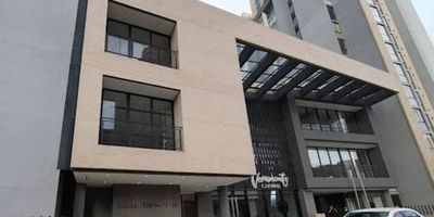 Apartamento en arriendo ubicado en el barrio Colina, estrato 4, con un área aproximada de 38 m². El inmueble cuenta con sala-comedor, dos alcobas con tres cortinas, un clóset, cocina integral con estufa a gas, un baño, calentador a gas, zona de ropas y pisos en laminado. El conjunto ofrece ascensor, vigilancia, gimnasio, zona de niños, parqueadero para visitantes y además cuenta con vista panorámica. Su ubicación es estratégica, con acceso por la Avenida Boyacá y la Calle 153. Para más información, comuníquese con el ejecutivo comercial Sebastián Castillo al 3157572859 (llamadas o WhatsApp) o al correo sebastian.castillo@inmobiliariasaliadas.com