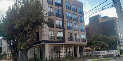 Lindo aparta estudio en Cedritos amoblado, muebles tv, sofá,  nevera pequeña, lavadora 8 litros, repisas flotantes, closet flotante, muebles cocina integral, estufa eléctrica de inducción con campana extractor, colgadero ropa, mueble de zona de lavado y closet secundario de piso a techo. Baño extractor de aire natural, calentador eléctrico, repisas en vidrio y división baño. El edificio tiene sala de juntas, coworking, lavandería, terraza, chimenea, mesa de ping pong, sendero verde, parqueadero duplicador comunal, bici parqueadero, salón social y shut de basura. Ubicado en vía cercana Av. Cr. 19, Autopista Norte, Av. Cr. 15 y a su vez variedad de transporte público, centros comerciales, parques y supermercados. Información adicional a Liliana González 3168309247 o correo liliana.gonzalez@inmobiliariabogota.com. El equipo de Inmobiliaria Bogotá está comprometido a brindar una experiencia de vida excepcional para nuestros clientes desde el momento en que se unen a nuestra comunidad.