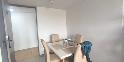 Se Vende  Apartamento en Itagüí, sector Chimeneas 

Área 64 mts2 
Piso 20
Vista panorámica 

Amplios Espacios Distribuidos en 3 Alcobas,  2  baños,sala comedor,  cocina integral, zona de ropas,  balcón, Parqueadero , Cuarto Útil 

Excelente ubicación 

Unidad cerrada, vigilancia 24 horas, piscina,Salón social, gimnasio , zonas verde, juegos infantiles, 
Estrato 4
Admon 270 Mensual 
Precio $ 460 Millones negociables