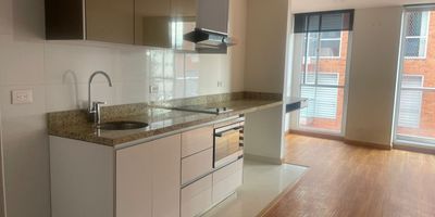 Apartamento tipo loft, ubicado en el barrio El Campín. Este sector ofrece excelentes vías de acceso, comercio, clínicas, parques, buen transporte público y restaurantes. El apartamento es interior muy iluminado y cuenta con un pequeño hall de ingreso, escritorio, un amplio clóset, cocina integral americana eléctrica, zona de ropas independiente, balcón y un amplio espacio para sala y alcoba. El edificio ofrece una amplia recepción con sala de espera, salón comunal, gimnasio, parqueadero para visitantes, vigilancia las 24 horas, terraza comunal con zona de BBQ y ascensor. Se arrienda con Aseguradora.