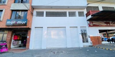 Ofrecemos en arrendamiento excelente, local, amplio, con ubicación comercial, sobre la calle 9, cuenta con dos niveles: El primer piso: Local con mostrador, cocineta sin gas, dos baños, una bodega pequeña, segundo piso, amplia, zona de trabajo  de 239M2, un baño y espacio para bodega. Entorno: Cerca de la galería de Alameda, de la Olímpica y Herpo de la CL 9 (MA-028). Código interno: 668.