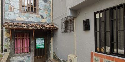 Agradable Casa triplex ubicado en el sector de belén rincon, en la calle 14, piso 1, tiene un área de 120 metros aproximadamente. El inmueble cuenta con: 4 alcobas (1) de las alcobas es pequeña, 3 baños (2) cabinados, 4 closets, sala y comedor, cocina integral con red de gas, y piso en cerámica, parqueadero común no permanente.
opción venta.
Los datos de los inmuebles promocionados en la página web están sujetos a cambio y verificación de disponibilidad.