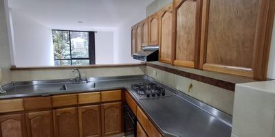Apartamento en arriendo en El Poblado, sector el tesoro. Ubicado en edificio con portería 24 horas, piscina, juegos infantiles y senderos verdes para caminata corta. Es un sector tranquilo y residencial, rodeado de árboles y tranquilidad. El apartamento está ubicado un nivel abajo del primer piso, pero de igual manera cuenta con vista hacia la arboleda, muy buena ventilación y no pierde iluminación natural. Cuenta con 2 alcobas de muy buen tamaño, 2 baños, sala comedor, cocina integral, zona de ropas. Parqueadero privado y cuarto útil. Todo esto por un excelente precio. Agenda tu visita