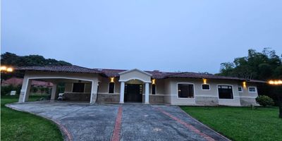 Se vende hermosa casa campestre en Circasia,  casa cuenta con:
•4 alcobas (2 con baño privado)
•5 baños: 2 privados, 1 de compartir, 1 (1/2) social, 1 servicio.
* Estudio
* alcoba del servicio con su baño
* cocina independiente
* Salon comedor
* Terraza posterior
* zona bbq
* Tanques de reserva de 4mil litros + hidroflow
* parqueadero para 2 carros bajo techo
* cuarto de reblujo
* patio de ropas interior
* perrera
* sendero por quebara dentro del lote
* área lote 2.250m2
* área casa 427m2 
* arquitectura americana construida con muros dobles (aislada térmica y acusticamente)
 
