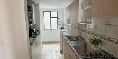 Buscas un oasis de tranquilidad y comodidad en el corazón de Envigado? Permítenos presentarte tu nuevo hogar: un apartamento de 86m2 que te cautivará con su diseño moderno y su ubicación privilegiada.
Ubicado en el codiciado barrio Dorado, este apartamento cuenta con 3 amplias alcobas, 3 cómodos closets y una cocina integral que hará las delicias de los amantes de la gastronomía. Disfruta de una sala-comedor luminosa y un acogedor balcón, perfecto para relajarte al final del día.
Pero eso no es todo, este hogar te ofrece una terraza privada y una práctica zona de ropas, brindándote el espacio y la funcionalidad que tanto buscas. Además, está estratégicamente ubicado cerca de prestigiosos colegios, centros comerciales y excelentes opciones de transporte público.
¿Estás listo para vivir en un oasis de tranquilidad y comodidad? ¡Este apartamento en Envigado, barrio Dorado, es la oportunidad que has estado esperando! Contacta a nuestro equipo de expertos y descubre cómo hacer de este espac