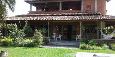 Venta de  Casa campestre Condominio Campestre en Viterbo, Caldas!

Ubicación: A 5 km de Viterbo, Caldas  
Precio:* $950.000.000 COP  
Área del terreno:1.335 m²  
Área construida: 341 m²  
Estrato: 4  
Edad de la propiedad: 23 años  

 

Descripción:

¡Oportunidad única de vivir en un hermoso condominio campestre, a solo 5 km de Viterbo, Caldas! Esta propiedad es ideal para quienes buscan tranquilidad, confort y cercanía con la naturaleza, sin alejarse de la ciudad.

Características principales:
5 habitaciones espaciosas y luminosas
- Sala y comedor amplios, perfectos para compartir en familia
- Cocina integral, construida con materiales de alta calidad
- Construcción realizada por arquitectos e ingenieros, garantizando altos estándares de calidad y diseño

Amenidades adicionales:
- kiosko con parqueadero: Área ideal para reuniones sociales, con cocina para asados campestres y horno de barro
- Jacuzzi con agua caliente, para disfrutar del descanso en cualquier época del año
- Gas domiciliario y agua del acueducto
  
Area común:
- Salón socialperfecto para eventos
- Piscina para relajarse en el entorno natural
- Cancha de futbolito  para actividades recreativas

Ideal para:
- Familiares que buscan una vivienda permanente o una casa de descanso.
- Personas interesadas en un entorno campestre pero con acceso a servicios urbanos cercanos.
 
