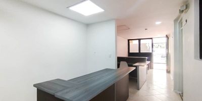 Local Comercial en Arriendo – Ideal para Consultorio u Oficina (Piso 1)
Amplio local comercial de 80 m², perfecto para consultorios, oficinas o espacios administrativos. Ubicado en zona tranquila y de fácil acceso, ofrece un ambiente funcional y bien distribuido.Cuenta con 4 módulos o alcobas, 4 baños, sala, comedor y cocina integral con red de gas y calentador, además de un patio que aporta ventilación y comodidad. Estrato 3, ideal para emprendedores o profesionales que buscan un lugar práctico y bien ubicado para su actividad.
COD 8624
