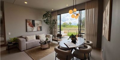 ? Proyecto Casa campestres Zolea –  sector El Caimo, Quindío

Ubicación privilegiada en el centro de El Caimo, vía al aeropuerto, con el mejor clima cálido del Quindío.
Vive cerca de zonas gastronómicas, supermercado, club campestre y todo lo que necesitas para disfrutar de una experiencia de vida práctica y placentera.

Ideal para vivir de forma permanente o para generar ingresos rentándola para turismo o uso residencial.

? Características Generales


 
 Área construida: 241,09 m²
 
 
 Área verde: desde 706 m² hasta 848 m²
 
 
 Altura libre: desde 2,80 m de piso a cielo raso
 
 
 Ventanería con tecnología “Cool Lite” (mayor confort térmico)
 
 
 Cerradura electrónica
 
 
 Planta eléctrica de cobertura total (interna y externa)
 
 
 Tanque general de reserva de agua
 


? Distribución


 
 Habitación principal con baño y vestier
 
 
 2 habitaciones auxiliares con baño y clóset
 
 
 Sala de TV o estudio
 
 
 Baño social
 
 
 Cocina integral con isla
 
 
 Patio de ropas y lavandería
 
 
 Sala y comedor integrados
 
 
 Amplio deck cubierto
 
 
 2 parqueaderos cubiertos
 
 
 Yogario (espacio para yoga o meditación)
 


? Estilo Homesuites

El modelo Homesuites Básica incluye todas las comodidades mencionadas, brindando un diseño funcional, moderno y acogedor, ideal para disfrutar la vida campestre sin renunciar al confort.

 

? Club House & Amenities


 
 iLobby & Car Lobby: recepción y acceso vehicular con diseño moderno.
 
 
 Coworking: espacios ideales para trabajar desde casa con confort y productividad.
 
 
 Salón de uso múltiple: perfecto para reuniones y eventos sociales.
 
 
 Lounge & Fogata: zonas para compartir y relajarte al aire libre.
 
 
 Espacio Zen: rincón de meditación y calma.
 
 
 Fit Box: área para entrenamientos funcionales y actividad física.
 


? Zonas de Relajación


 
 Piscina recreativa para adultos
 
 
 Piscina para niños
 
 
 Jacuzzi
 
 
 Circuito de relajación rodeado de na