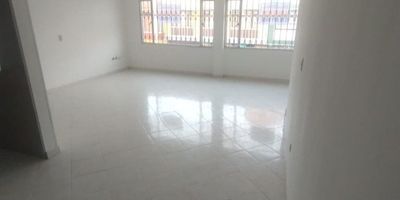 SALA COMEDOR COCINA INTEGRAL GAS NATURAL 3 HABITACIONES 2 BAÑOS PARQUEADERO CUBIETO TERRAZA GRANDE CON ZONA LAVANDERIA PISOS CERAMICO