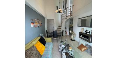 Se vende apartamento duplex en el sector Providencia Armenia.

Se trata de un apto de 75 m2, con vista al guadual, distribuido asi:

Primer nivel: sala comedor, balcon, 2 alcobas, baño auxiliar, cocina y zona de ropas

Segundo Nivel: Estudio, Alcoba principal con vestier, baño y terraza.

En la zona social el edificio cuenta con: Piscina, Jacuzzi, salon social, parque infantil y sendero.

No te pierdas la oportunidad de comprar este hermoso apartamento con una excelente ubicacion, contactanos en  https://ltinversiones.com/
