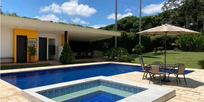 ✨ ¿Buscas comodidad, vista y ubicación? ✨
¡Esta espectacular casa campestre en el Caimo lo tiene TODO! ??


Disfruta de un estilo de vida moderno en este hermoso espacio:

? Casa Campestre en Venta - El Caimo, Armenia
?️ 5 Habitaciones con espacios amplios y cómodos para toda la familia, Cada una con baño 
?️ Habitacion del servicio con baño
? 2 baños auxiliares sociales
?️ Cocina Equipada con despensa y almacenamiento eficiente.
?? Zona de TV o estudio
? Puerta entrada Electrica 
? 2 patios de ropas (Interior y exterior)
?  Parqueadero para 2 vehiculos 
? Amplios Jardines: Espacios verdes ideales para relajarse, hacer reuniones al aire libre o simplemente disfrutar del paisaje.
? Piscina, jacuzzi y turco

? Escríbenos para más info o agenda tu visita.
#Armenia #RentaCorta #ApartamentoEnArmenia #VivirBien #RentaVacacional #ArmeniaQuindío

INMOBILIARIA ARMENIA QUINDIO Venta y arriendo de casas, casas campestres, proyectos sobre planos y apartamentos en Armenia Quindio
