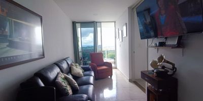 Ven a vivir con estilo y comodidad en este hermoso apartaestudio en venta en Armenia, ubicado en el corazón del departamento del Quindío. Con una ubicación privilegiada en una de las ciudades más hermosas de Colombia, este inmueble te ofrece todo lo que necesitas para una vida moderna y llena de comodidades.

Con un área total de 48 M2,  este apartaestudio cuenta con una distribución inteligente que aprovecha al máximo cada uno de sus metros cuadrados. La alcoba, con su baño en suite, es perfecta para descansar y relajarse después de un largo día, mientras que la zona social con su barra estilo americano te permite recibir amigos y familiares con comodidad y estilo.

El edificio  cuenta con piscina, sauna, jacuzzi, zona de mascotas, sendero, cancha de squash, cancha de basket ball, salon comuncal, juegos infantiles y parqueadero para visitantes, portería y vigilancia las 24 horas, lo que te garantiza tranquilidad y seguridad en todo momento. No te preocupes por la luz en la tarde, ya que este apartaestudio cuenta con una ubicación exterior que te permite disfrutar de la luz natural durante todo el día.El apartamento tiene hermosa vista hacia la zona rural de circasia, por lo tanto esta bien ilumiado y ventilado. 

No esperes más y conviértete en el dueño de este maravilloso apartaestudio en una de las ciudades más increíbles de Colombia. ¡Contáctanos hoy mismo para programar una visita y sorprenderte con todas sus comodidades y detalles! ¡Te esperamos con los brazos abiertos para que te mudes a la vida que siempre has soñado en Armenia, Quindío!
