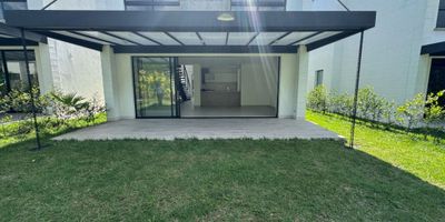 ?✨ Venta de casa campestre  armenia quindio – ¡Entrega Inmediata!

? Ubicación exclusiva en un entorno natural y tranquilo.

? Área de uso exclusivo: 250 m²

? Área construida: 181.35 m²

✨ Distribución:

✅ 3 habitaciones ?️

✅ 3 baños ?

✅ Sala - comedor ?

✅ Terraza amplia ?

? Un hogar con confort y exclusividad

? Casas de 2 plantas con arquitectura moderna, ambientes iluminados y ventilados naturalmente.

? Áreas sociales exclusivas:

✔️ Piscina de entrenamiento ?‍♂️

✔️ Parque infantil ?

✔️ Coworking ?

✔️ Zona BBQ ?

✔️ Gimnasio ?️

✔️ Zonas húmedas ?

✨ Ideal como casa campestre para vivir o rentar por turismo.

? ¿Buscas más opciones de inversión en casas campestres? Contáctanos.

? Más detalles en: www.ltinversiones.com
