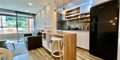 Codigo 29283. Apartamento en arriendo ubicado en Sabaneta sector Vegas De San JoséCaracterísticas:• 3 habitaciones (principal con vestier y baño privado) • 2 baños • Salón–comedor • Balcón • Zona de ropas • Cocina abierta integral • Parqueadero sencillo • Cuarto útil • Red de gas Descripción:Arrienda este cómodo apartamento en una urbanización moderna ubicada en el sector Vegas de San José – San José, Sabaneta, ideal para quienes buscan calidad de vida, cercanía a servicios y un entorno tranquilo.El apartamento ofrece una distribución equilibrada: un salón–comedor amplio con salida al balcón, perfecto para recibir luz natural y disfrutar del aire fresco. La cocina abierta tipo integral cuenta con cubierta a gas, campana y mesón en granito, brindando un espacio funcional y moderno para el día a día.La habitación principal dispone de vestier y baño privado con cabina en vidrio templado, mientras que las habitaciones auxiliares cuentan con clóset y pisos en madera laminada. El inmueble incluye parqueadero sencillo y cuarto útil, lo que garantiza comodidad y almacenamiento adicional, muy valorado en los arriendos del sector inmobiliario en Sabaneta.Entorno:– A minutos de universidades y mall comercial – Fácil acceso a rutas de transporte público – Zona residencial tranquila y de alta valorización – Cercanía a supermercados y servicios esencialesZonas comunes:Portería 24 horas, coworking, parque infantil, cancha, gimnasio, salón social, zona BBQ, piscina para adultos, piscina para niños, zonas verdes, zona de mascotas y parqueadero de visitantes. 2 ascensores por torre.Nota:Canon: $3.000.000 Mascotas: Sí se permiten