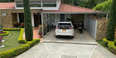 SE VENDE HERMOSA CASA CAMPESTRE VIA  ARMENIA LA TEBAIDA.

Cuenta con un área de terreno de 2.600 M2,  con 434 M2 construidos. Cuenta con 5 alcobas, 5 baños, clósets, cocina integral equipada, barra estilo amerticano, hall de alcobas, jacuzzi, sauna, turco, piscina, cancha multiple, gimnasio, Kiosco  BBQ para reuniones, calentador, gas domiciliario, vista panorámica, zona de lavandería. terraza, 2 garajes.

El entorno es aún más impresionante: cuenta con acceso pavimentado, árboles frutales, hermosos jardines, circuito cerrado de TV, sistema de seguridad con camaras y alarma y amplias zonas verdes.

El conjunto cuenta con  vigilancia de seguridad, recepción de portería,sobre vía principal. 
En el sector encontramos colegios / universidades,  transporte público cercano, cerca al aeropuerto

Esta propiedad es ideal para aquellos que buscan la calma y estar cerca de la naturaleza, pero al mismo tiempo poder disfrutar de todas las comodidades de una casa moderna. No deje de visitar esta increíble oportunidad de inversión, todos los beneficios que ofrece son invaluables.
