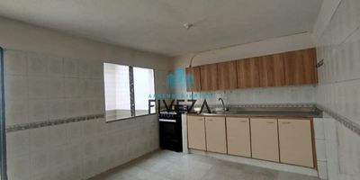 CASA CON EXCELENTE ILUMINACION, A SOLO 5 MINUTOS DEL PARQUE PRINCIPAL DE ITAGUI, A LA ESTACION ENVIGADO, CON FACIL ACCESO A RUTAS DE TRANSPORTE, Y AL COMERCIO EN GENERAL, CUENTA CON EXCELENTE UBICACION, 3 ALCOBAS CON CLOSET, DOS PATIOS, DOS BAÑOS, UN BALCON, SALA, Y COMEDOR.