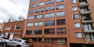 Se arrienda apartamento en Chapinero, 4 piso con ascensor, vista interior para una mayor tranquilidad, pisos en cerámica y excelente acabados; consta de sala-comedor, cocina integral tipo americano eléctrica, espacio de conexión para lavadora, 1 alcoba con closet, 1 baño y 1 parqueadero cubierto independiente. El edificio cuenta con vigilancia 24/7 y ascensor; excelente ubicación, a media cuadra de la Universidad la Salle y a media cuadra de la Carrera 7.