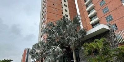 Hermoso apartamento en Villa Santos ubicado en conjunto Alameda Towers, cercano a CR 46 Via al Mar, CC Miramar, Colegios y Universidades.

Ubicado en piso alto cuenta con amplia sala comedor y balcon con enmallado, cocina integral abierta y moderna, zona de labores independiente, 2 alcobas amplias con sus aires acondicionados, black outs, closets y baños, baño social y parqueadero asignado cubierto.

Edificio brinda Lobby con 2 salas de espera 2 ascensores por torre, piscina, zona de juegos infantiles, gimnasio, sauna y baño turco, salón social y terraza con vista a la ciudad con jacuzzi.

¡Contactanos y agenda tu visita!