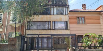 Apartamento en excelente ubicación – Sector Palermo
Acogedor apartamento de 40 m², ubicado en una zona estratégica cerca de la Universidad Católica y la Avenida Caracas, con excelentes vías de acceso.

Características del inmueble:


 
 1 alcoba con clóset
 
 
 1 baño con ducha eléctrica
 
 
 Sala-comedor iluminada
 
 
 Cocina semi integral con gas de cilindro
 
 
 Pisos en cerámica
 
 
 Sin garaje, sin depósito y sin portería
 


Ideal para quienes buscan vivir en un sector central, con fácil movilidad y cercanía a servicios, universidades y transporte.
