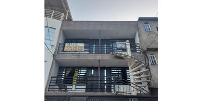 ARRIENDO Apartamento tercer piso por valor de $800.000. ubicado en el barrio siete de agosto con servicio de gas incluido y parqueadero para una moto, a una cuadra de la 70 y fácil acceso a transporte publico

El apartamento consta de tres alcobas, con closet pequeño, un baño, cocina básica, zona de oficios  y sala comedor 

Requisitos, No tener reporte en data crédito y tener ingresos por el doble del canon (titular y codeudor) mayor informacion llamar o escribir al 3112612246 - 3184445096.
