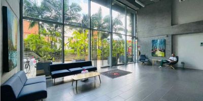 ¡Esta es la oportunidad que estabas esperando para tu negocio! En Sabaneta, Antioquia, se encuentra disponible para alquilar una amplia y moderna oficina con un amplio terreno de 847 M2, perfecta para tus necesidades comerciales. Con una área construida y privada de 847 M2 cada una, podrás disfrutar de un espacio amplio y cómodo para trabajar y recibir a tus clientes. Además, cuenta con 14 garajes para facilitar el acceso y estacionamiento de tus visitantes y empleados.

Esta oficina cuenta con todas las comodidades y facilidades que necesitas para desarrollar tus actividades laborales de manera eficiente. Cuenta con agua disponible para que no tengas que preocuparte por ese aspecto básico, y una amplia vista panorámica que te permite disfrutar de la belleza natural de la zona mientras trabajas.

Si tienes una mascota y no quieres dejarla fuera de tu lugar de trabajo, ¡no hay problema! Esta oficina admite mascotas, así que podrás llevarla contigo y tenerla cerca durante tus largas jornadas laborales.

En cuanto a las características externas, esta oficina se encuentra en un edificio con acceso para discapacitados, por lo que podrás recibir a todo tipo de clientes sin restricciones. La ubicación también es ideal, ya que tiene acceso pavimentado y se encuentra cerca de otros edificios de oficinas, lo que te brinda la posibilidad de establecer contactos comerciales con otras empresas cercanas. Además, en sus alrededores encontrarás centros comerciales, colegios y universidades, ideales para tus compras y formación.

La oficina cuenta con una planta eléctrica para garantizar tu comodidad en caso de interrupciones en el servicio, y cuenta con seguridad las 24 horas gracias a su portería y recepción. También se encuentra sobre una vía principal y con transporte público cercano, lo que facilita el acceso tanto para ti como para tus empleados y clientes.

¿Quieres desconectar un poco de tu rutina laboral? Esta oficina se encuentra cerca de parques y 