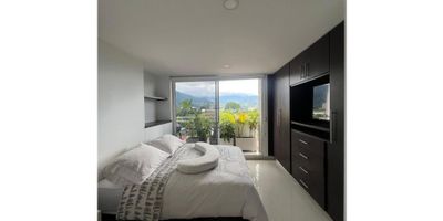 Ven a vivir con estilo y comodidad en este hermoso apartaestudio en venta en Armenia, ubicado en el corazón del departamento del Quindío. Con una ubicación privilegiada en una de las ciudades más hermosas de Colombia, este inmueble te ofrece todo lo que necesitas para una vida moderna y llena de comodidades.

Con un área total de 50 M2,  este apartaestudio cuenta con una distribución inteligente que aprovecha al máximo cada uno de sus metros cuadrados. La alcoba, con su baño en suite, es perfecta para descansar y relajarse después de un largo día, mientras que la zona social con su barra estilo americano te permite recibir amigos y familiares con comodidad y estilo.

 

El edificio  cuenta con sauna, jacuzzi y parqueadero para visitantes, portería y vigilancia las 24 horas, lo que te garantiza tranquilidad y seguridad en todo momento. No te preocupes por la luz en la mañana, ya que este apartaestudio cuenta con una ubicación exterior que te permite disfrutar de la luz natural durante todo el día.El apartamento tiene hermosa vista hacia la cordillera, por lo tanto esta bien ilumiado y ventilado. 

No esperes más y conviértete en el dueño de este maravilloso apartaestudio en una de las ciudades más increíbles de Colombia. ¡Contáctanos hoy mismo para programar una visita y sorprenderte con todas sus comodidades y detalles! ¡Te esperamos con los brazos abiertos para que te mudes a la vida que siempre has soñado en Armenia, Quindío!
