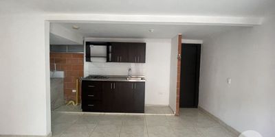 Se arrienda amplio apartamento de 62 m², ubicado en un piso 20, lo que permite disfrutar de una excelente iluminación, ventilación y una agradable vista. El inmueble cuenta con 3 habitaciones, cada una con su clóset, 2 baños, sala-comedor, cocina semi integral con red de gas, zona de ropas, piso en baldosa y un balcón perfecto para disfrutar del entorno.El edificio está situado en una zona estratégica, a tan solo una cuadra del Cementerio Campos de Paz, sobre la vía Copacabana–Bello (Avenida 14), lo que garantiza excelente movilidad y fácil acceso a transporte público. Es una opción ideal para quienes buscan comodidad, buena ubicación y un entorno seguro y tranquilo.La unidad ofrece completas zonas comunes, entre ellas: ascensor, parqueadero para visitantes, portería 24 horas, piscina, salón social, shut de basuras, zona deportiva, gimnasio, zonas verdes y vista panorámica.Si deseas más información o deseas agendar una visita, estaremos encantados de atenderte.