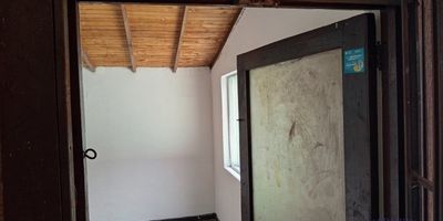 Se arrienda pequeño local en piso 4 del edificio Sofía, cuenta con un espacio de 10m², tiene ventana, electricidad, puerta y reja.
Agenda tu cita sin ningún costo.Estudio GRATIS. Codigo: 6238