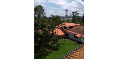 ? Finca en Venta – Barcelona Alta, Circasia, Quindío

Oportunidad única para inversión o desarrollo de proyectos.
Esta finca está ubicada en Barcelona Alta – Circasia, a tan solo 10 minutos de la vía principal, en una zona tranquila y de gran proyección.

? Características Generales


 
 Área total: 6 cuadras (con posibilidad de lotear en lotes de 3.000 m²).
 
 
 Acceso: vía parcialmente pavimentada.
 
 
 Servicios:

 
  
  Agua veredal.
  
  
  Gas domiciliario.
  
  
  Energía eléctrica.
  
 
 


? Construcciones en la Finca

Casa Principal (340 m²):


 
 4 habitaciones.
 
 
 2 baños.
 
 
 Amplias zonas sociales.
 


Segunda Casa (300 m²):


 
 6 habitaciones.
 
 
 3 baños.
 


Bodega adicional para almacenamiento o uso agropecuario.

? Uso Actual


 
 Finca apta para ganadería.
 
 
 Terreno con potencial para parcelación en lotes de 3.000 m².
 


? Ideal para:


 
 Inversionistas que deseen desarrollar un proyecto de parcelación.
 
 
 Familias que buscan una finca productiva.
 
 
 Negocios de turismo rural o glamping.
 

