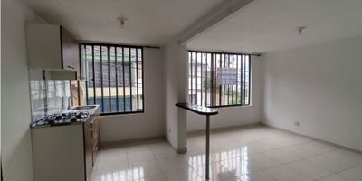 APARTAMENTO EN ARRIENDO EN LA ENEA MANIZALES

Oportunidad de arriendo en un apartamento cómodo y funcional, ideal para parejas o profesionales en La Enea. Ideal para quienes valoran la independencia de servicios y una ubicación exterior con fácil acceso a la ciudad.

Características de la propiedad

Este apartamento se encuentra en un segundo piso y cuenta con 45 m2 de área privada. Dispone de dos habitaciones, una de ellas con clóset, y un baño completo. Ofrece una cocina semi integral con barra estilo americana, perfecta para un ambiente moderno e integrado. Los espacios se benefician de doble ventana y suelos de cerámica o mármol, además de tener zona de lavandería y servicios independientes de agua, electricidad y gas domiciliario.

Entorno y accesos

El apartamento goza de una ubicación exterior y de fácil acceso gracias al acceso pavimentado. La zona es práctica, con parques cercanos para el esparcimiento y transporte público muy accesible. Se encuentra en un sector de estrato 4, asegurando calidad de vida y buenos servicios.

Contáctanos

Asegura este apartamento acogedor y bien ubicado, listo para ser tu próximo hogar. Escríbenos ahora mismo por WhatsApp para agendar una visita y conocer todos los detalles de este arriendo. Estamos listos para ayudarte a encontrar el lugar perfecto.


 
