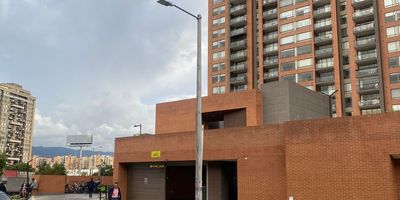 Ubicadísimo , iluminado, como nuevo, en conjunto residencial. Cuenta con 88 metros, 3 habitaciones bien iluminadas, 2 baños, sala-comedor con chimenea y 2 balcones, cocina abierta tipo americano. Cerca al nuevo centro comercial Colina Club Reservado, Éxito y Arturo Calle. Excelentes vías de acceso: Avenida Boyacá, calle 134, calle 138 y calle 153. Dispone de parqueadero cubierto, tres ascensores y depósito, clubhouse con piscina, sauna, jacuzzi y gimnasio. Valor del arriendo: $3.300.000 incluida la administración. Sector de alta valorización.