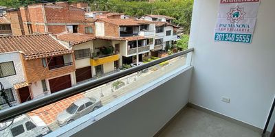 Descubra la comodidad y el estilo en este magnífico apartamento en arriendo, ubicado cerca en la prestigiosa Nueva Villa de Aburrá. Con aproximadamente 70 m² de espacio inteligentemente distribuido, este hogar ha sido diseñado para ofrecer una experiencia de vida superior. Disfrute de la elegancia de sus pisos en porcelanato que se extienden por todo el apartamento, creando un ambiente moderno y fácil de mantener.
El apartamento cuenta con tres acogedoras habitaciones, ideales para el descanso y la privacidad, y dos baños completos, uno de ellos en la habitación principal, que garantizan funcionalidad para toda la familia. La cocina integral, moderna y equipada, es perfecta para los amantes de la gastronomía, mientras que la zona de ropas independiente añade practicidad a su día a día. Relájese y disfrute de la vista desde su balcón privado, un espacio perfecto para un café matutino o un momento de tranquilidad y se extiende con un parqueadero privado, asegurando un lugar para tu carro