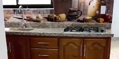 Casa en Arriendo La Castellana Medellin
Excelente ubicación, cerca centros comerciales, supermercados, bancos, transporte a metro, iglesias, 180 metros, sala, comedor, estar, biblioteca, 3 alcobas, alcoba servicio, closets, cocina integral, garaje sencillo, patio con fuente
$ 4.500.000