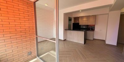 Moderno apartamento en venta en la unidad Atlántica, ubicada en Fabricato, una zona de alta valorización y excelente proyección residencial.

Con 77 m², este inmueble ofrece tres habitaciones, dos baños, parqueadero y cuarto útil, distribuidos de forma cómoda y funcional. Su construcción reciente —de apenas 1 año— garantiza espacios modernos, frescos y en excelente estado.

La unidad cuenta con zonas comunes en construcción, lo que representa una atractiva oportunidad de inversión, ya que al finalizar aumentará su valor y calidad de vida.