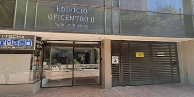 OFICINA CUENTA CON BUENA VENTILACIÓN E ILUMINACIÓN, SE ENCUENTRA AMOBLADA Y ADECUADAMENTE DISTRIBUIDA PARA EL DESARROLLO DE ACTIVIDADES DE TRABAJO Y FUNCIONES ADMINISTRATIVAS, CERCA A PARQUEADEROS.