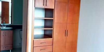 Apartamento de 62 Mts2, ubicado en el barrio cedritos, consta de 2 habitaciones, 2 baños, cocina abierta, sala comedor, chimenea, zona de lavandería, pisos en madera laminada, parqueadero cubierto y deposito detrás del parqueadero.
El edificio cuenta con salón social, zona para niños, gimnasio, salón de juegos, sauna, sala de reuniones, sala de internet y vigilancia privada las 24 horas. Cerca al Centro Comercial Show Place y Palatino; a Almacenes de Cadena como Carulla, Éxito, D1 y Ara; cerca a Colegio Provinma y Colegio Pureza de María;  Universidad El Bosque, cerca a estación de Transmilenio Alcalá y paraderos del SITP. Vías de acceso por la calle 140 y la cra 9na. Contáctanos  
