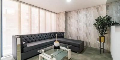 Codigo 29284. Apartamento en arriendo ubicado en Medellin sector ConquistadoresCaracterísticas:• 3 habitaciones (principal con vestier, baño privado y balcón) • 3 baños • Salón–comedor • Biblioteca o estudio • Balcón adicional en zona social • Zona de ropas • Cocina abierta integral • Parqueadero sencillo • Red de gas • Servicios públicos Descripción:Vive en una de las zonas más apetecidas del sector inmobiliario en Medellín. Este apartamento en arriendo, ubicado en el corazón de Conquistadores – Laureles, ofrece una combinación perfecta entre amplitud, diseño y cercanía a múltiples servicios.Su zona social integra un salón–comedor amplio con acceso a balcón, ideal para disfrutar de un ambiente iluminado y acogedor. La cocina abierta tipo integral, con mesón en mármol, brinda practicidad y un estilo moderno.La habitación principal destaca por su vestier, piso en porcelanato y madera laminada, baño privado con cabina en vidrio templado y acceso a balcón, ofreciendo un espacio verdaderamente independiente. Las habitaciones auxiliares cuentan con clóset y los mismos acabados de alta calidad. El inmueble incluye además estudio o biblioteca, perfecto para teletrabajo o lectura.Este apartamento se entrega desocupado; los muebles vistos en las imágenes son solo de referencia.Entorno:– A pasos de la Av. Bolivariana – Cerca de la UPB, Centro Comercial Unicentro, Torre Makro – Fácil acceso a Av. Nutibara, Av. San Juan y Parques del Río – A minutos del Estadio Atanasio Girardot – Supermercados Éxito, D1 y comercio variado en la zonaZonas comunes:Terraza de uso común 1 ascensor por torre Nota:Canon: $3.900.000 Mascotas: Sí se permiten