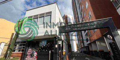 Se arrienda Apartamento en el Barrio Ricaurte, Conjunto Puerta Mayor, Piso 21 con vista a la Diagonal 15. Con área de 80 metros distribuidos en: sala - comedor, balcón, cocina integral, zona de ropas, tres habitaciones y dos baños. Parqueadero doble asignado y deposito. El conjunto cuenta con zona social y vigilancia las 24 horas. Fácil acceso a trasporte público.