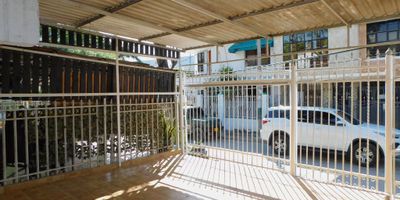 Casa comercial Dúplex para arriendo ubicada en Barrio Los Corales - Cartagena;  aprovecha esta propiedad donde puedes darle un plus a tu negocio; excelente metraje y distribucion; consta de balcon y amplia terraza, 5 habitaciones, 1 baño + baño social, sala - comedor, cocina, ampilo patio, enrejada; a pocos pasos de parques, iglesia, a pocos minutos de reconocidos e importantes centros comerciales de la ciudad, restaurantes de comidas rapidas y tradicionales, entidades prestadoras de servicios de salud, clinicas, conjuntos residenciales, estacion de policia y cai, almacenes de cadena, acceso pavimentado, transporte publico cercano; no desaproveches esta oportunidad y con un comodo precio (Arriendo residencial $2.200.000).