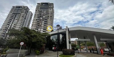 Apartamento en arriendo en Bucaramanga - Cacique, cuenta con sala comedor amplia, balcn con BBQ, ascensor privado, cocina integral, shut de basuras, zona de ropas, hall de tv, 2 baños auxiliares, 3 alcobas con su respectivo closet, aire acondicionado y la alcoba principal con baño privado. Adicional, cuenta con 2 parqueaderos asignados y 1 depsito. La copropiedad brinda zona social completa y vigilancia las 24 horas del día. 