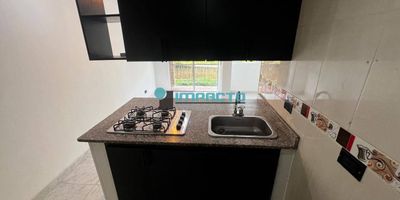 45° 55m2 aproximados, 2 habitación, 1 baño, 2 closet, balcon, 
sala-comedor, cocina integral mixta, barra americana, calentador eléctrico, gas natural, zona de ropas, cuarto útil.
Unidad cerrada, con portería 24 horas, ascensor, zonas verdes, zona de juegos, piscina, shut de basuras, valor del canon $ 1.550.000 