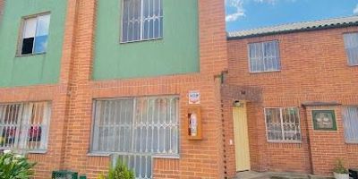 Casa de tres  pisos  iluminada, ubicado en el noroccidente de Bogotá, en ciudadela  colsubisidio, cojunto  frailejones,  cómodas vías de acceso como la calle 80, cerca de centros comerciales como Centro Comercial Portal 80, Centro Comercial Unicentro  de  Occidente  y Diver Plaza, a parques, hospitales, supermercados, colegios, droguerías, iglesias,varias rutas de transporte, esta   distribuida  en  el primer piso, por  la sala comedor, cocina integral, baño, patio  de  ropas, zona bbq,  en el segundo piso, cuenta  con  dos  alcobas  con  closet, un baño, en  tecer piso tiene una  alcoba  con closet, un  estudio, la casa  tiene   parqueadero  propio, en  el conjunto  hay parque  infantil, salon comunal, parqueadero de  visitantes.