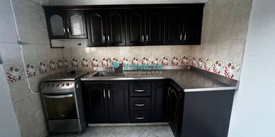 210° 310m2 aproximados, 5 habitaciones, 3 baños, 3 closet, balcon, sala-comedor, cocina sencilla, gas domiciliario, calentador, patio, zona de ropas. Valor del canon $ 4.500.000  