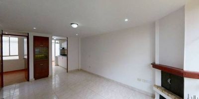 Casa en venta de 84 m² (Interior 2 G4), con vista interior y parqueadero comunal. Cuenta con 4 habitaciones, 3 baños, sala comedor, cocina integral y zona de lavandería, con pisos en cerámica que brindan facilidad de mantenimiento en todos los espacios. El conjunto ofrece excelentes áreas comunes como salón comunal, zonas verdes, parque infantil, zona social, cancha múltiple, piscina, BBQ y vigilancia privada las 24 horas, creando un entorno ideal para disfrutar en familia. Su ubicación es estratégica, cerca al centro comercial EcoPlaza, tiendas y supermercados de barrio, el colegio Innova Schools Mosquera y paraderos de transporte público, con fáciles vías de acceso por la Carrera 3, lo que la convierte en una opción acogedora y bien conectada para vivir.
 h_property_nid_ref:  38708688656
 h_property_uuid_detail:  ffb95c47-fee9-4a61-bf98-873390a09490
 ubicacion: Mosquera,Santillana
 Inmueble ofertado por nuestro aliado HABI.
