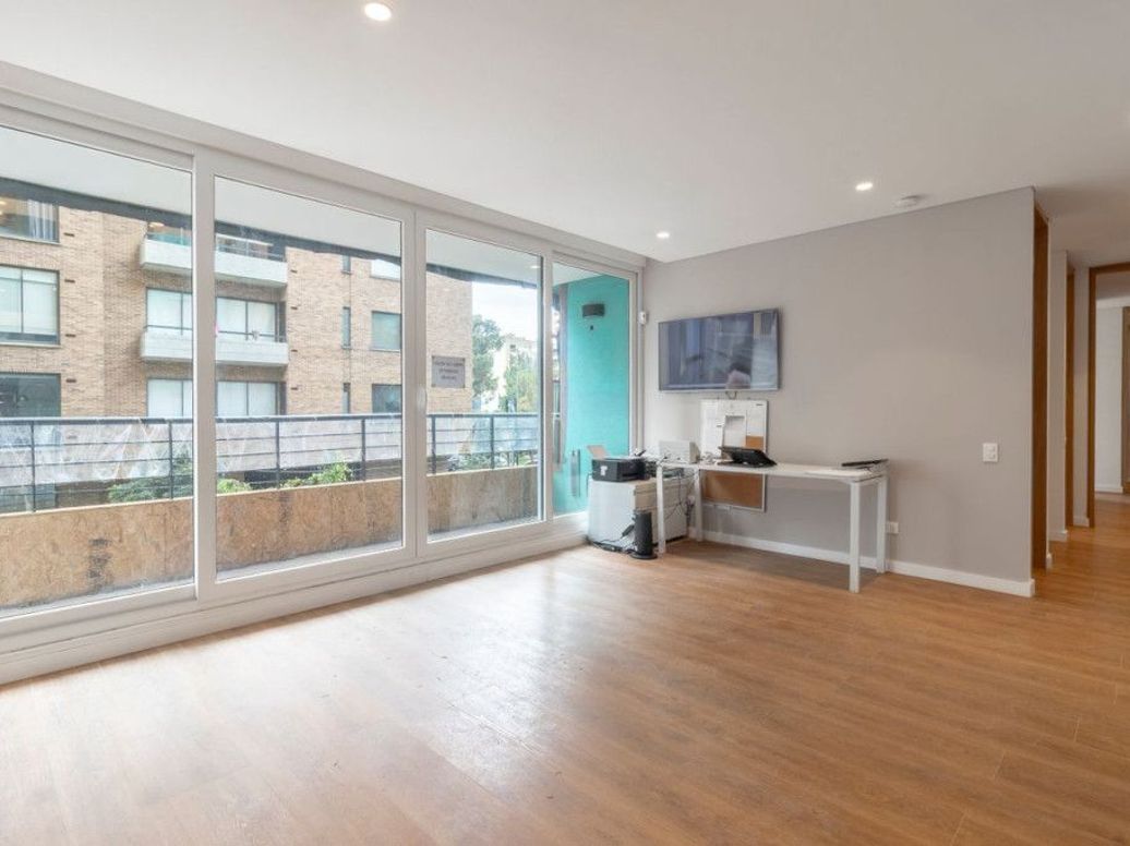 Apartamento de 3 alcobas en venta en Santa Barbara Oriental, Bogotá, 141 m² · foto 4 de 17