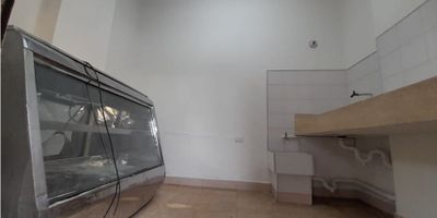 Local comercial con 6 m2 ubicado en el sector del centro, uno de los lugares con más tráfico comercial. No esperes más y llámanos para recibir más información. Administración: 170.000 y bajo predial 42.000 trimestral
