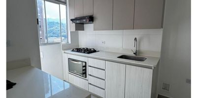 Se arrienda apartamento de 70 m² ubicado en el sector Ancón Sur del municipio de Sabaneta, Antioquia.

El inmueble se encuentra en piso 15 y cuenta con 3 habitaciones, 2 baños, cocina integral, zona de ropas y sala-comedor con excelente iluminación natural. Incluye parqueadero privado y cuarto útil. Pertenece a estrato 4 y ofrece un ambiente cómodo y moderno en una zona de alta valorización. Canon de arrendamiento: $3.000.000 mensuales.

Su excelente ubicación brinda fácil acceso a transporte público, vías principales, comercio, supermercados y zonas de servicio.
