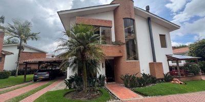 CASA CAMPESTRE EXCLUSIVA EN EL TRÉBOL, MANIZALES

Oportunidad de vivir en un entorno natural y seguro, ideal para familias que buscan tranquilidad, amplitud y la comodidad de un club residencial.

Ideal para quienes aprecian los acabados de alta calidad, como el piso en cedro y comino, y desean disfrutar de una vista panorámica en un sector de alta valorización.

Detalles de la Propiedad

Amplia casa unifamiliar de 280 m2 privados construida sobre un terreno de 400 m2. Cuenta con 3 habitaciones, 3 baños, biblioteca o estudio y hall de alcobas.

Disfrute de espacios con luz natural, cocina integral con despensa, zona de lavandería, calentador, armarios empotrados y doble ventana que garantiza un excelente aislamiento. Además, dispone de 2 parqueaderos y patio.

Entorno y Amenidades Exclusivas

Ubicada en una urbanización cerrada de solo 16 casas en zona campestre, que ofrece máxima seguridad con portería, vigilancia y circuito cerrado de TV con cámaras nuevas.

El conjunto residencial incluye área social, salón comunal, juegos para niños y un hermoso bosque nativo con sendero ideal para el esparcimiento. Facilidad de acceso por vía pavimentada y cercanía al transporte público.

Contáctanos

Si esta casa campestre con vista panorámica en El Trébol es el hogar que su familia está buscando para invertir en calidad de vida, es momento de actuar.

Escríbanos ahora mismo a nuestro WhatsApp para coordinar una visita y descubrir cada detalle de esta propiedad exclusiva.
