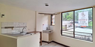 Descubra este encantador apartamento en arriendo, estratégicamente ubicado en el vibrante sector de Manrique. Disfrute de una conectividad inigualable, a pocos pasos de la 45, el Metroplús y el reconocido Parque de los Deseos, además de contar con la conveniencia de tener un D1 muy cerca. Situado en un segundo piso, este acogedor hogar ofrece dos cómodas habitaciones y dos baños completos, ideales para su confort. Sus pisos en cerámica, la cocina semi-integral y la excelente iluminación natural crean un ambiente cálido y moderno. Además, cuenta con una práctica zona de ropas y acceso a una muy buena ruta de transporte, facilitando su día a día. Una oportunidad imperdible para vivir con comodidad y estilo en una de las zonas más dinámicas de la ciudad.